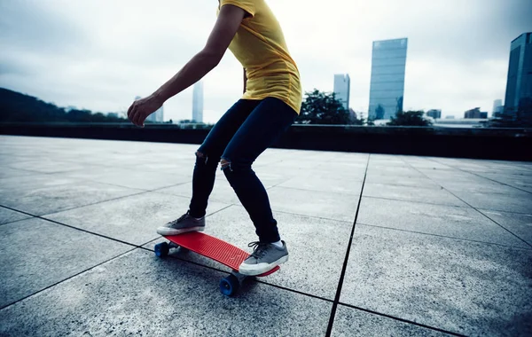 Femme Skateboard Skateboard Ville Urbaine — Photo