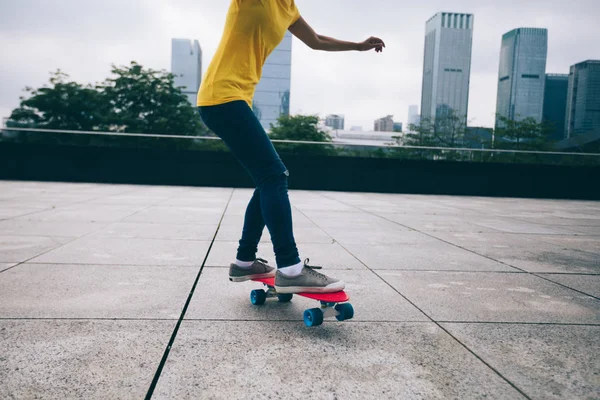 Skateboarder Mujer Skateboarding Ciudad Urbana — Foto de Stock