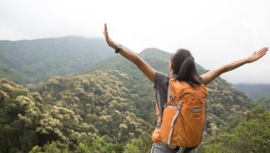 genç kadın backpacker orman dağın tepesinde hiking