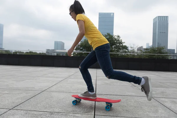 Žena Skateboarder Skateboarding Městském Městě — Stock fotografie