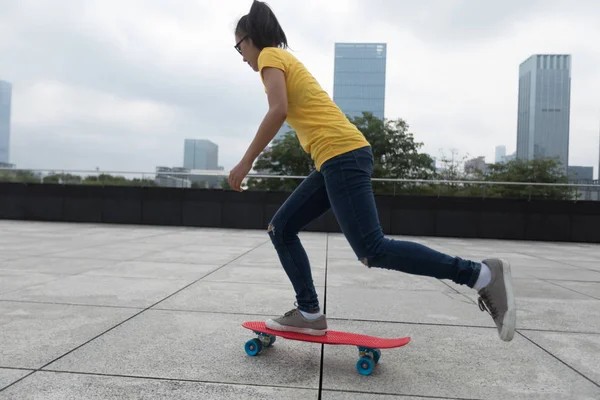 Femme Skateboard Skateboard Ville Urbaine — Photo