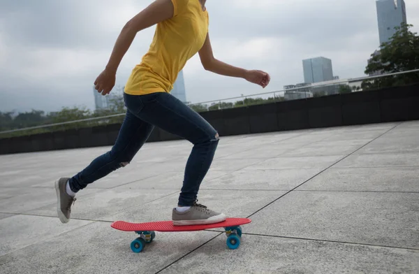 女子滑板腿滑板在城市 — 图库照片
