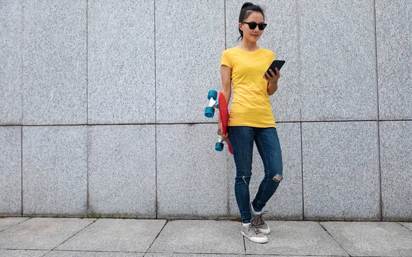 Una Patinadora Femenina Usando Teléfono Móvil Ciudad —  Fotos de Stock