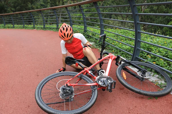 Lesões Bicicleta Mulher Ciclista Caiu Enquanto Pedalava Feriu Ambos Joelhos — Fotografia de Stock