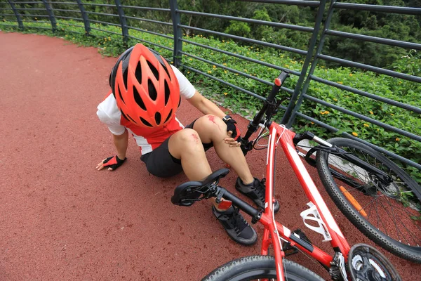 Lesiones Bicicleta Ciclista Mujer Cayó Mientras Pedaleaba Lesionó Ambas Rodillas — Foto de Stock