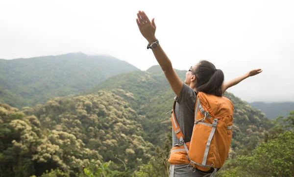 Mujer Joven Mochilero Senderismo Cima Montaña Del Bosque — Foto de Stock