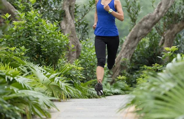 在城市公园的路上奔跑的女人 — 图库照片