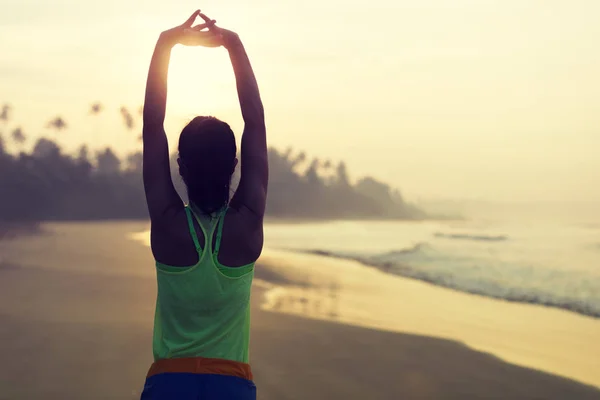 Joven Mujer Fitness Calentándose Playa Amanecer —  Fotos de Stock