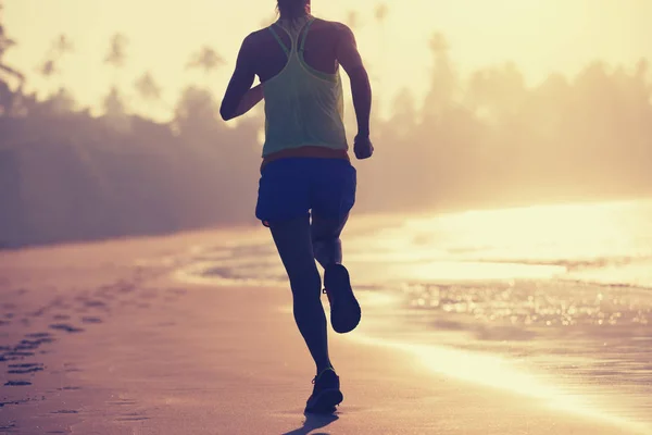 Joven Mujer Fitness Corriendo Amanecer Playa —  Fotos de Stock