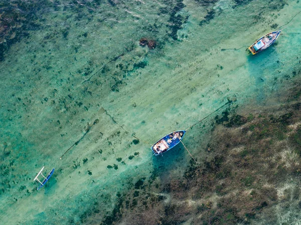 Αεροφωτογραφία Του Όμορφη Θαλασσογραφία Αλιευτικά Σκάφη Στην Ακτή — Φωτογραφία Αρχείου