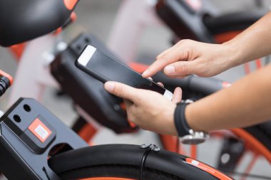 Akıllı telefon kullanarak eller ve şehirde paylaşılan Bisiklet QR kodu tarama 