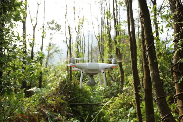 Белый Дрон Камерой Летающей Тропическом Лесу — стоковое фото