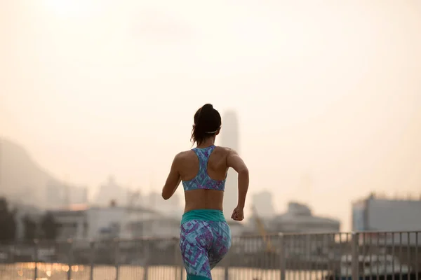 健康的生活方式 女人在夕阳下在雾城跑步 — 图库照片