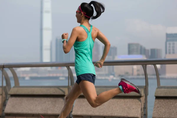Vida Sana Mujer Corriendo Mañana Brumosa Ciudad —  Fotos de Stock