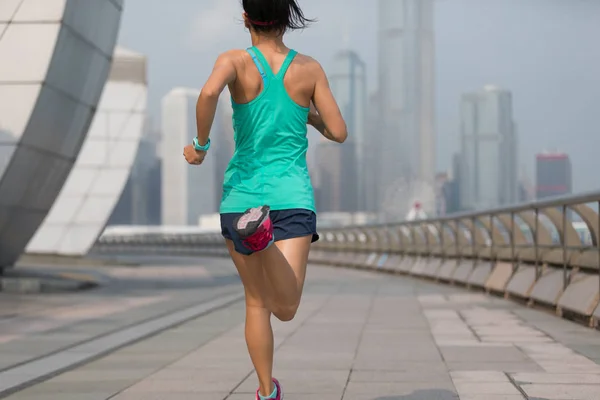 Vida Sana Mujer Corriendo Mañana Brumosa Ciudad —  Fotos de Stock