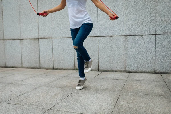 Giovane Donna Fitness Con Corda Salto Contro Muro Della Città — Foto Stock