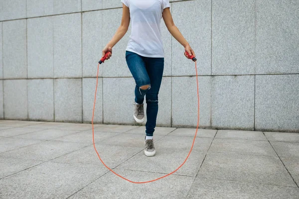 Mujer Joven Fitness Con Saltar Cuerda Contra Pared Ciudad —  Fotos de Stock