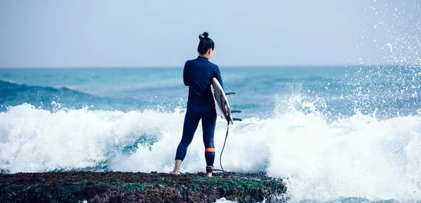 Surfista Mulher Com Prancha Vai Surfar — Fotografia de Stock