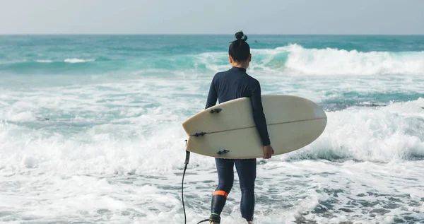 Surfista Mulher Com Prancha Vai Surfar — Fotografia de Stock