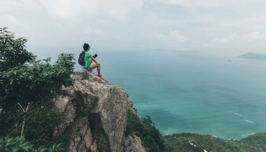 Başarılı Kadın Hiker Seaside Mountain Top güzel görünümü keyfini çıkarın