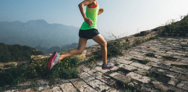 dağın tepesinde kadın iz koşucu