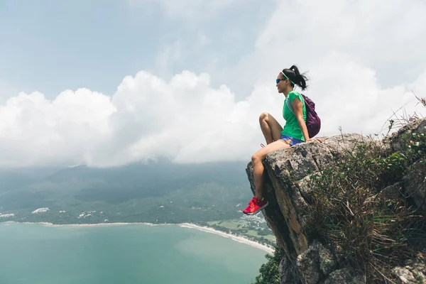 Mulher Bem Sucedida Caminhante Desfrutar Bela Vista Seaside Mountain Top — Fotografia de Stock