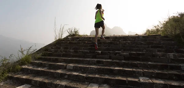 Fitness Mujer Corriendo Gran Pared Cima Montaña — Foto de Stock