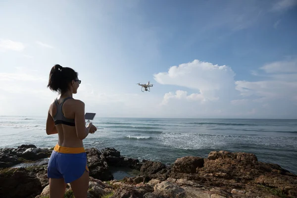 Repülő Drone Amely Figyelembe Fotó Tengeren — Stock Fotó