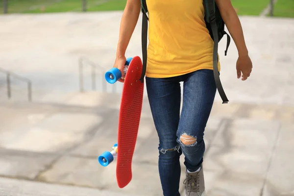 Skateboarderin Läuft Mit Skateboard Der Hand Auf Stadttreppe — Stockfoto