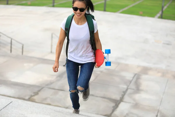 Patinadora Mujer Caminando Con Monopatín Mano Las Escaleras Ciudad —  Fotos de Stock