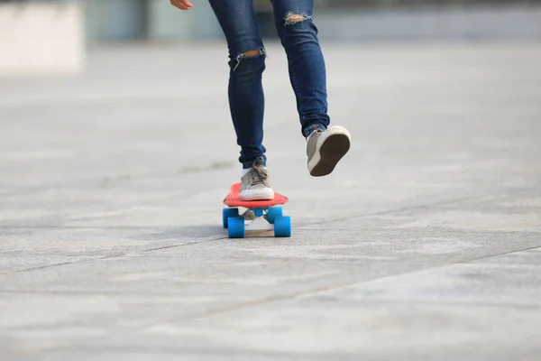 Γυναίκα Skateboarder Skateboarding Στην Πόλη Υγιεινός Τρόπος Ζωής — Φωτογραφία Αρχείου