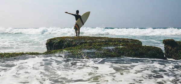 Vrouw Surfer Met Surfplank Gaat Surfen — Stockfoto