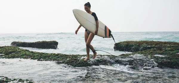 Vrouw Surfer Met Surfplank Gaat Surfen — Stockfoto