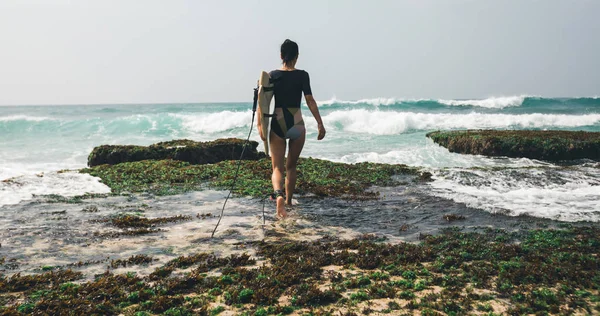 Surferin Geht Mit Surfbrett Zum Surfen — Stockfoto