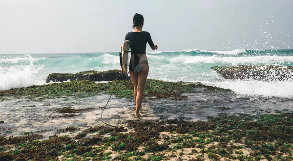 Surfista Donna Con Tavola Surf Andare Fare Surf — Foto Stock