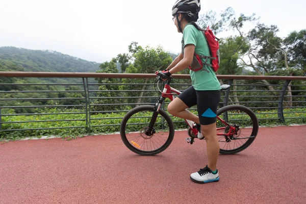 Ciclista Mujer Montar Bicicleta Montaña Sendero Del Bosque —  Fotos de Stock