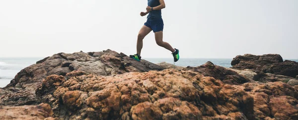 Mujer Corriendo Cima Montaña Rocosa Playa —  Fotos de Stock