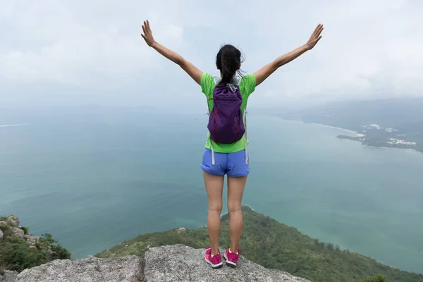 Exitosa Mujer Excursionista Sintiéndose Libre Cima Montaña Playa —  Fotos de Stock