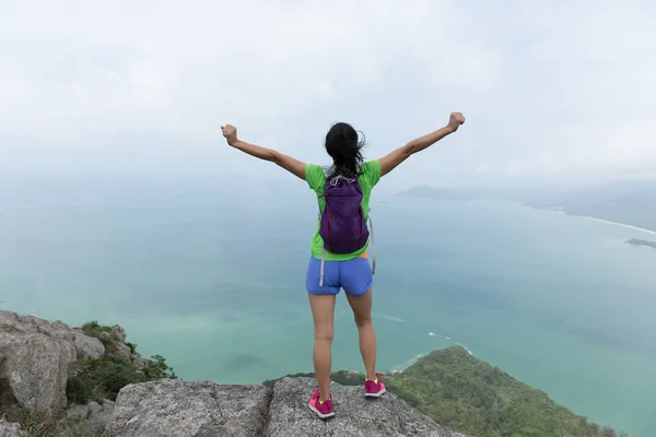 Succesvolle Vrouw Wandelaar Gevoel Vrij Bergtop Aan Zee — Stockfoto