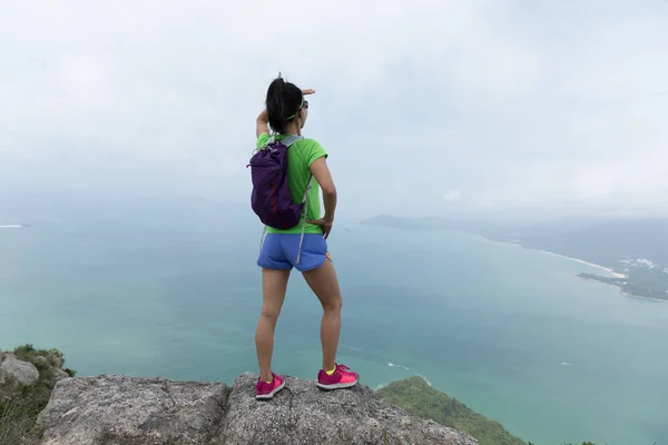 Erfolgreiche Wanderin Genießt Die Schöne Aussicht Auf Den Berggipfel Meer — Stockfoto