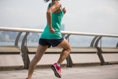 Sağlıklı yaşam tarzı, sisli şehir sabah çalışan kadın