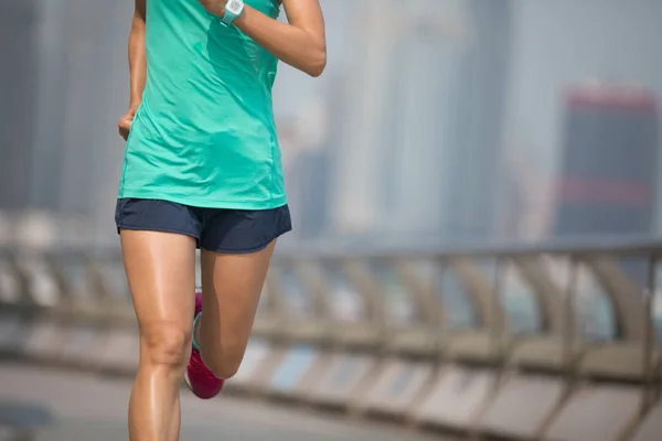 健康的なライフスタイル 香港市内を走る女性 — ストック写真