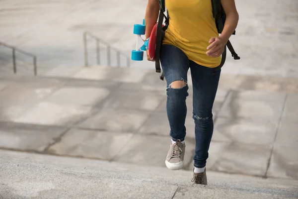 Vrouw Skateboarder Wandelen Met Skateboard Hand Stad — Stockfoto