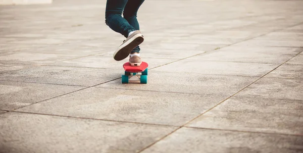 Wykadrowany Widok Kobiety Skater Skateboarding Mieście — Zdjęcie stockowe