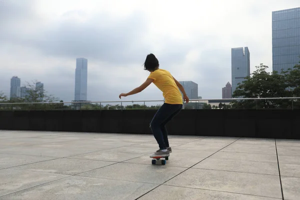 Młoda Kobieta Skater Skateboarding Miasto — Zdjęcie stockowe