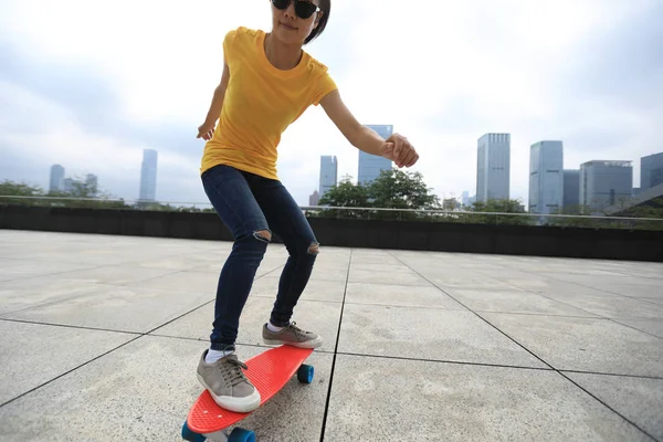 Mujer Joven Skateboarder Skateboarding Ciudad — Foto de Stock