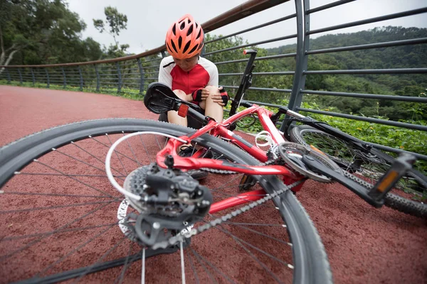 자전거 자전거 아래로 떨어졌다 무릎을 다쳤다 — 스톡 사진