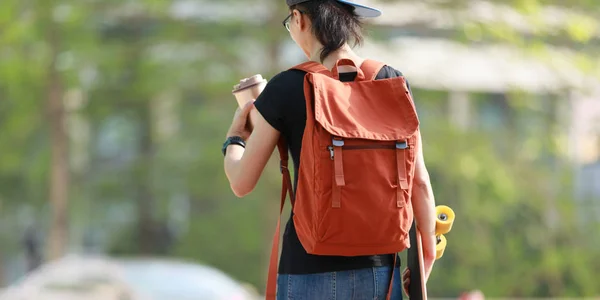 Mujer Caminando Con Monopatín Taza Café Calle Ciudad —  Fotos de Stock