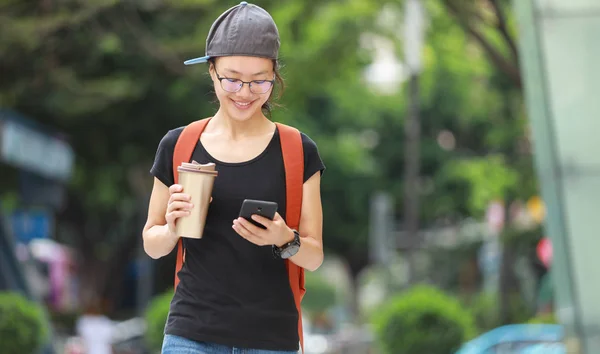 Frau Benutzt Handy Beim Gehen Mit Kaffeetasse Der Hand — Stockfoto