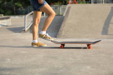 şehirde skatepark patenci bacaklar paten